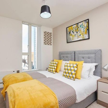 Lovely Apartment - Private Parking - Stadium Views Manchester Exterior photo