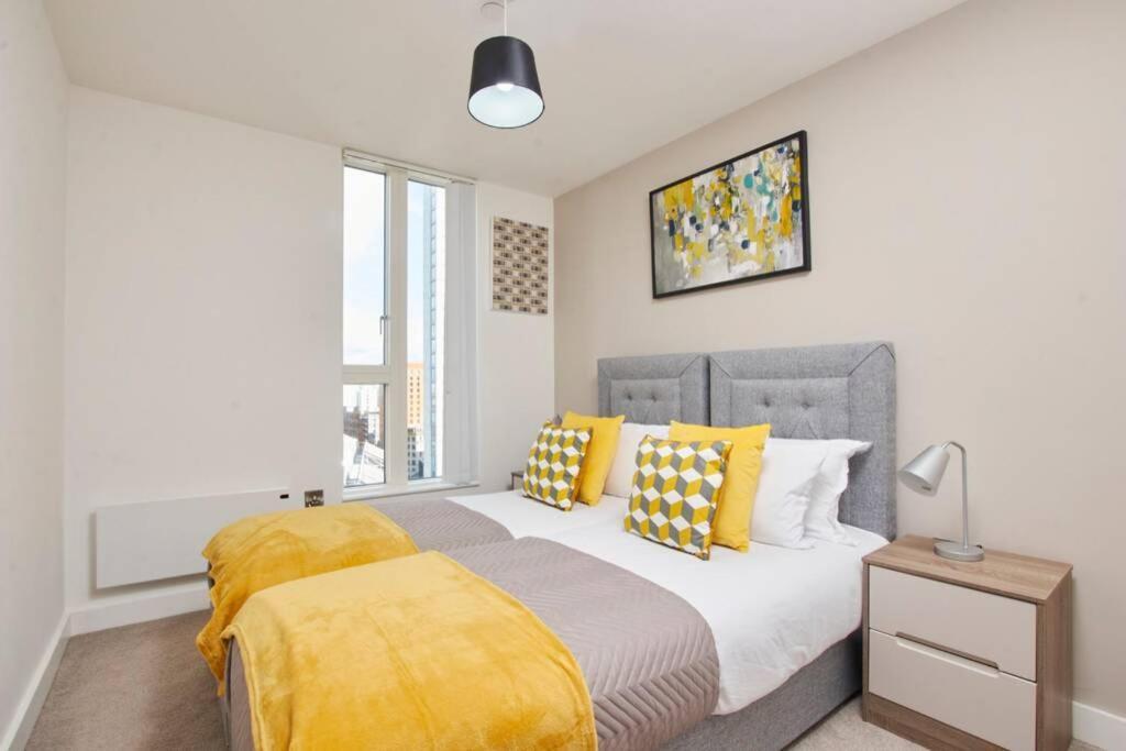 Lovely Apartment - Private Parking - Stadium Views Manchester Exterior photo